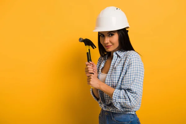 Atraente Feminino Trabalhador Manual Capacete Segurando Martelo Amarelo — Fotografia de Stock