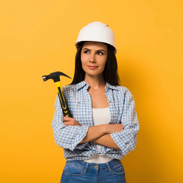 Trabalhadora Alegre Capacete Segurando Martelo Com Braços Cruzados Amarelo — Fotografia de Stock