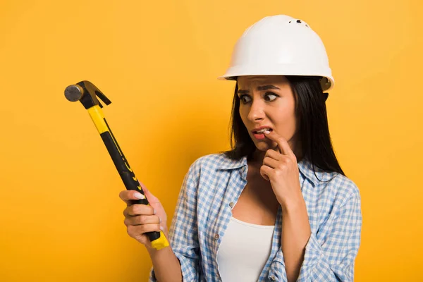 Frightened Female Manual Worker Helmet Holding Hammer Yellow — Stock Photo, Image