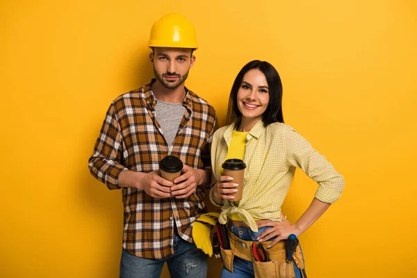 Profesionales Sonrientes Trabajadores Manuales Sosteniendo Café Para Amarillo —  Fotos de Stock