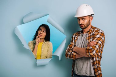 Yırtık kağıtla karıştırılmış, mavi üzerine izole edilmiş.