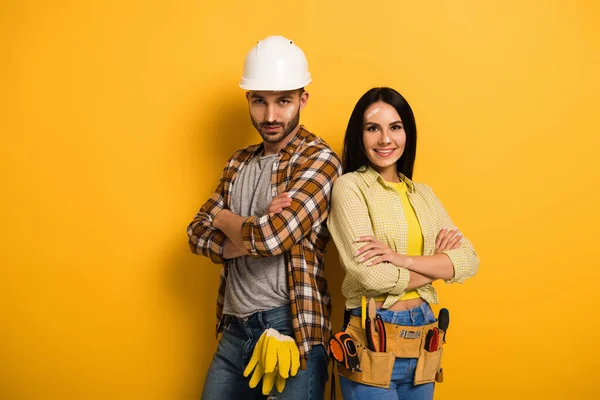 Travailleurs Manuels Souriants Confiants Avec Bras Croisés Sur Jaune — Photo