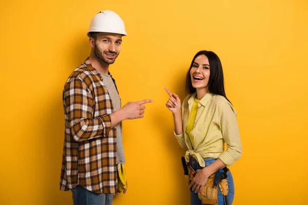 Trabajadores Manuales Riendo Señalándose Unos Otros Amarillo — Foto de Stock