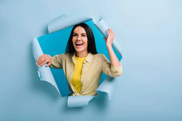 Trabalhador Feliz Com Rosto Sujo Pintura Papel Rasgado Isolado Azul — Fotografia de Stock