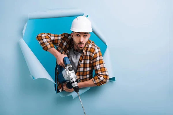 Trabalhador Manual Surpreendido Capacete Segurando Broca Elétrica Papel Rasgado Isolado — Fotografia de Stock