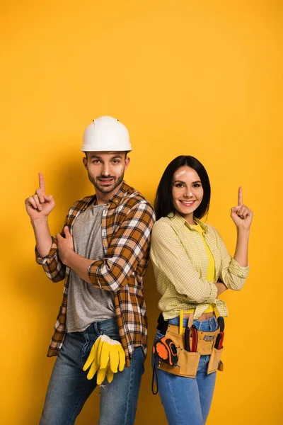 Szczęśliwy Robotnicy Mający Pomysł Wskazując Żółty — Zdjęcie stockowe