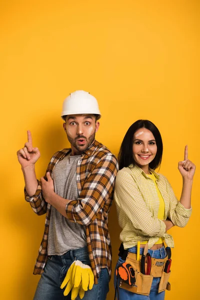 Trabajadores Manuales Emocionados Teniendo Idea Señalando Hacia Arriba Amarillo — Foto de Stock