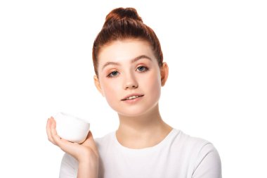 Güzel genç bir kız plastik kap tutuyor kozmetik krem ile, beyaz üzerinde izole
