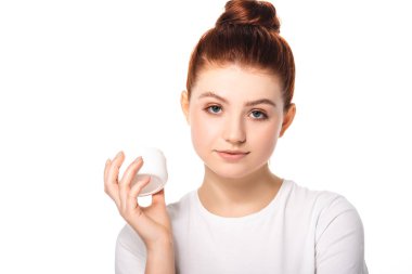 Mükemmel ciltli güzel bir genç kız plastik kapta kozmetik krem taşıyor, beyaz tenli.
