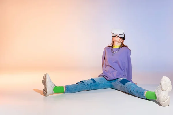 迷人的少女 用紫色和米黄色的虚拟现实耳机 — 图库照片
