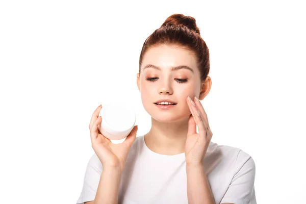 Bela Menina Adolescente Com Pele Perfeita Aplicando Creme Cosmético Isolado — Fotografia de Stock