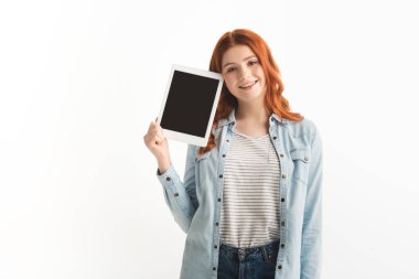 Gülümseyen genç kız, beyaz ekranlı dijital tablet gösteriyor.