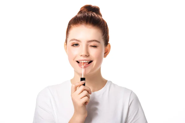 Feliz Adolescente Menina Piscando Aplicando Brilho Labial Isolado Branco — Fotografia de Stock