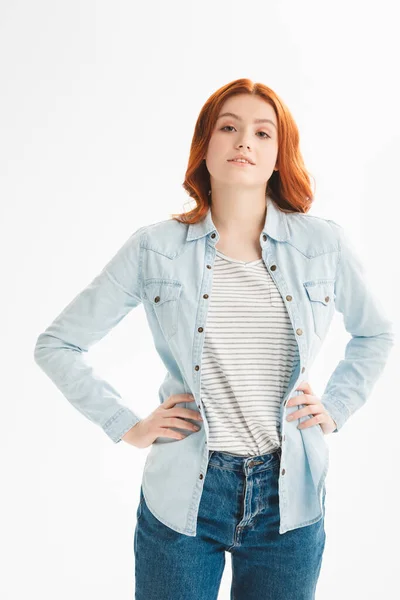 Glimlachende Roodharige Tiener Meisje Denim Kleding Geïsoleerd Wit — Stockfoto