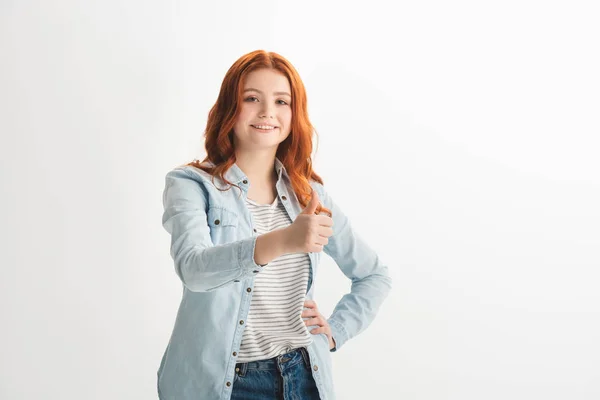 Sorridente Ruiva Adolescente Mostrando Polegar Para Cima Isolado Branco — Fotografia de Stock