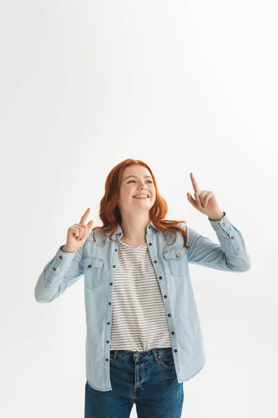Šťastný Emocionální Zrzka Žena Teenager Ukazující Nahoru Izolované Bílém — Stock fotografie