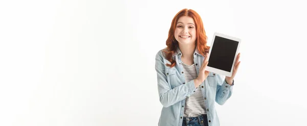 Panoramisch Schot Van Vrolijke Tiener Meisje Tonen Digitale Tablet Met — Stockfoto