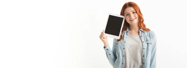 Panoramatický Záběr Šťastné Teenagerky Zobrazující Digitální Tablet Prázdnou Obrazovkou Izolovaný — Stock fotografie