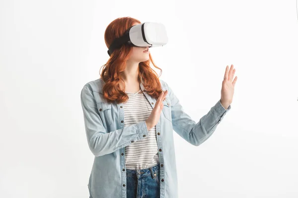 漂亮的红头发少女的手势和使用虚拟现实耳机 隔离在白色 — 图库照片