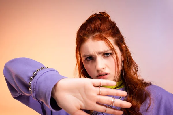 Ruiva Menina Adolescente Mau Humor Com Stop Gesto Roxo Bege — Fotografia de Stock