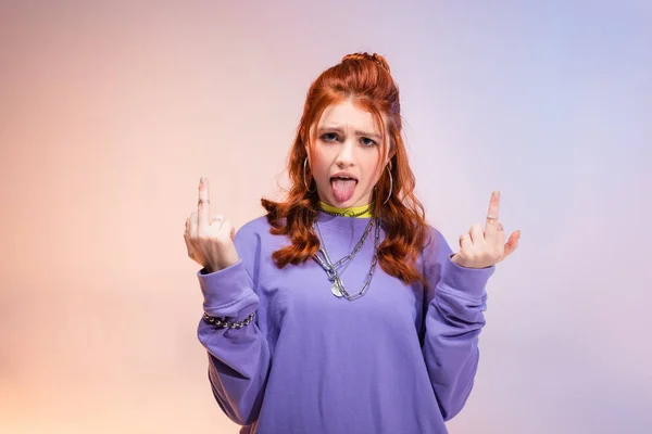 Pelirroja Adolescente Hembra Sacando Lengua Mostrando Los Dedos Medios Púrpura — Foto de Stock