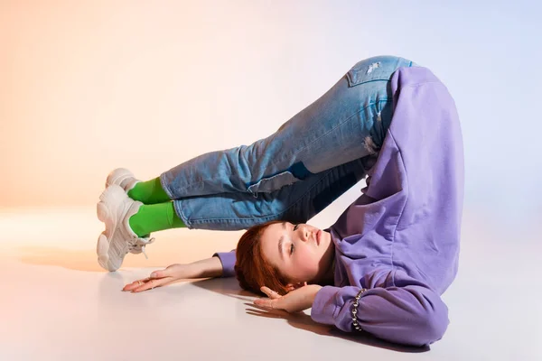 Bored Redhead Female Teenager Lying Legs Purple Beige — Stock Photo, Image