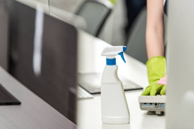 Deterjan spreyinin yakınındaki temizlenmiş telefon görüntüsü