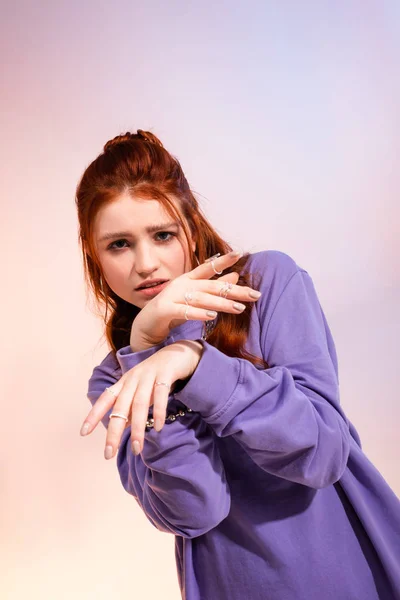 漂亮的红头发少女 心情不好 穿紫色和米黄色衣服 — 图库照片