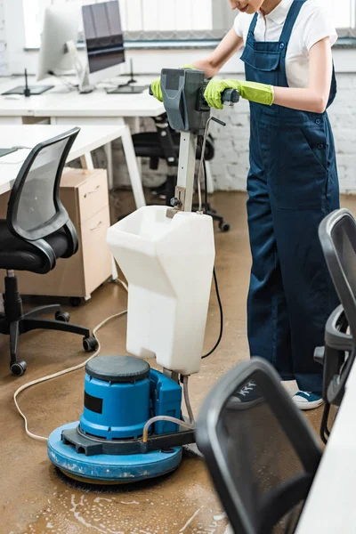 Ausgeschnittener Blick Auf Sauberen Waschboden Büro Mit Reinigungsmaschine — Stockfoto