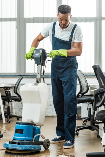 Junge Afrikanisch Amerikanische Reinigungskraft Wascht Boden Büro Mit Reinigungsmaschine — Stockfoto