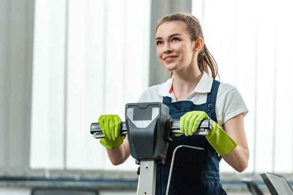 Smiling Cleaner Looking Away While Standing Cleaning Machine — Stock Photo, Image
