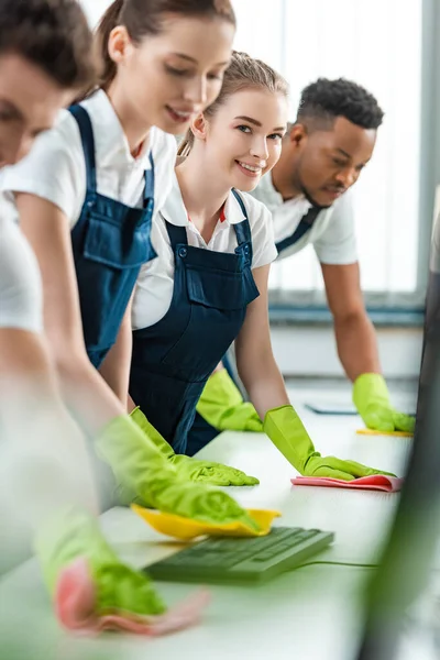 Enfoque Selectivo Los Jóvenes Limpiadores Multiculturales Limpiando Escritorios Con Trapos — Foto de Stock