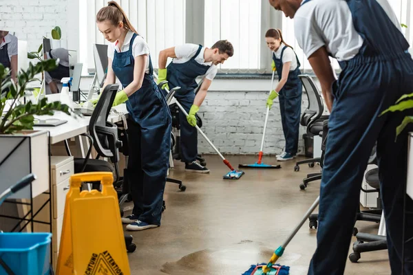 Équipe Multiculturelle Jeunes Nettoyeurs Plancher Lavage Avec Des Vadrouilles Dans — Photo