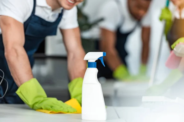 Pemandangan Menyeka Pembersih Meja Kantor Dekat Botol Semprot Dengan Detergen — Stok Foto
