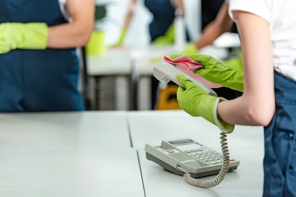Cropped View Cleaner Rubber Gloves Wiping Phone Office — Stock Photo, Image