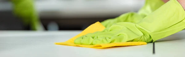 Gedeeltelijk Zicht Mens Rubberen Handschoenen Reinigingsbureau Oppervlak Met Doek Panoramisch — Stockfoto