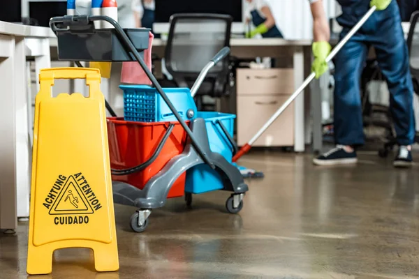 Vista Parziale Del Pavimento Lavaggio Più Pulito Vicino Carrello Con — Foto Stock