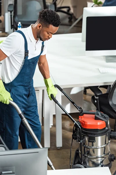Young African American Man Cleaning Floor Office Vacuum Cleaner — Stock Photo, Image