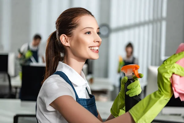 Gelukkig Aantrekkelijk Schoonmaakmiddel Spray Doek Vasthouden Tijdens Het Schoonmaken Kantoor — Stockfoto