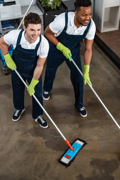 Dos Limpiadores Multiculturales Sonrientes Lavando Piso Con Fregonas — Foto de Stock