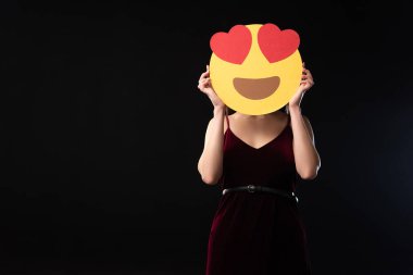 KYIV, UKRAINE - 16 ARALIK 2019: Siyah üzerine izole edilmiş gülen yüzlü, belirsiz yüzlü kadın