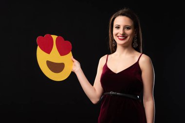KYIV, UKRAINE - 16 ARALIK 2019: Elinde gülümseme tutan gülümseyen kadın siyah üzerine izole edilmiş. 