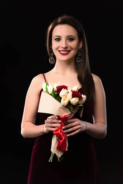 Sonriente Mujer Vestido Sosteniendo Ramo Aislado Negro — Foto de Stock