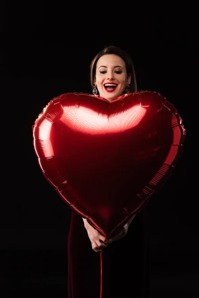 Geschokte Vrouw Jurk Houden Hartvormige Ballon Geïsoleerd Zwart — Stockfoto