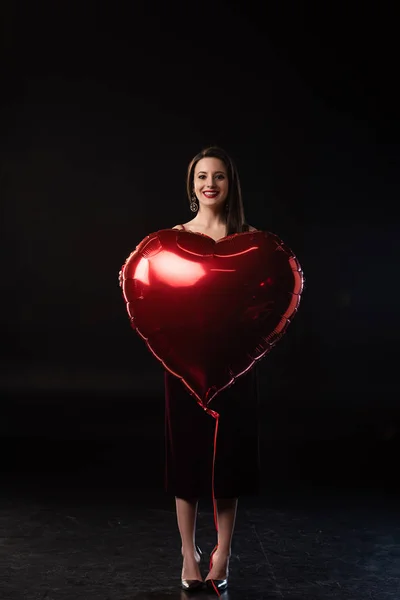 Lächelnde Frau Mit Herzförmigem Luftballon Februar Auf Schwarzem Hintergrund — Stockfoto