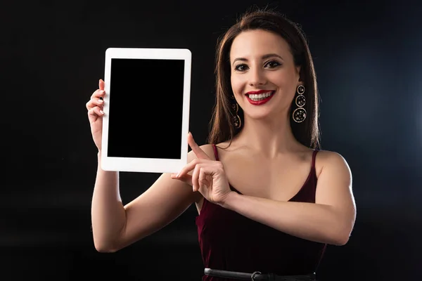 Mujer Sonriente Vestido Sosteniendo Tableta Digital Sobre Fondo Negro — Foto de Stock