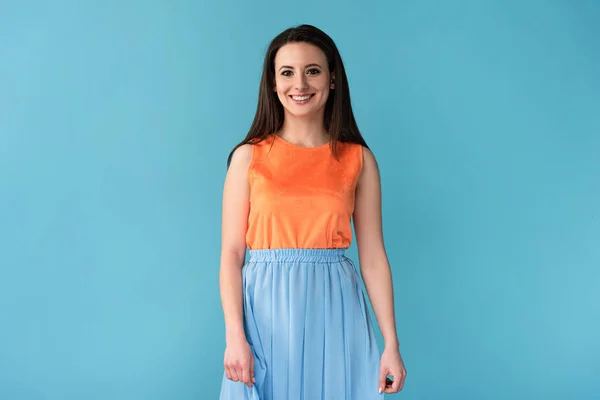 Sorrindo Mulher Atraente Olhando Para Câmera Fundo Azul — Fotografia de Stock