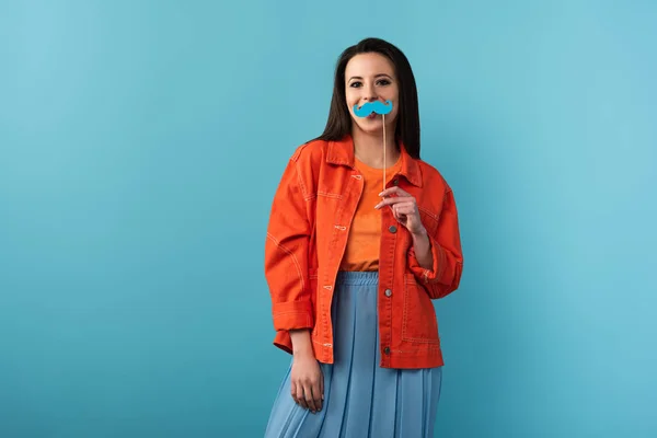 Mulher Sorrindo Segurando Pau Com Bigode Papel Fundo Azul — Fotografia de Stock