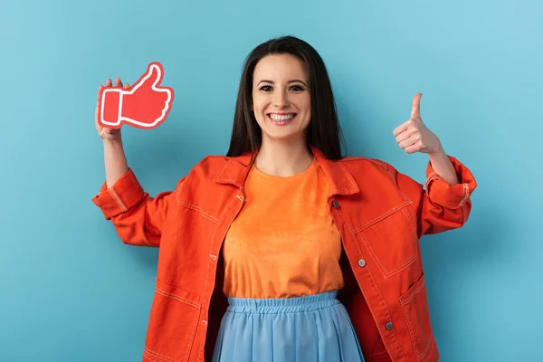 Smiling Woman Showing Thumb Holding Paper Blue Background — Stock Photo, Image