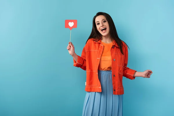 Schockierte Frau Hält Stock Mit Papier Wie Auf Blauem Hintergrund — Stockfoto